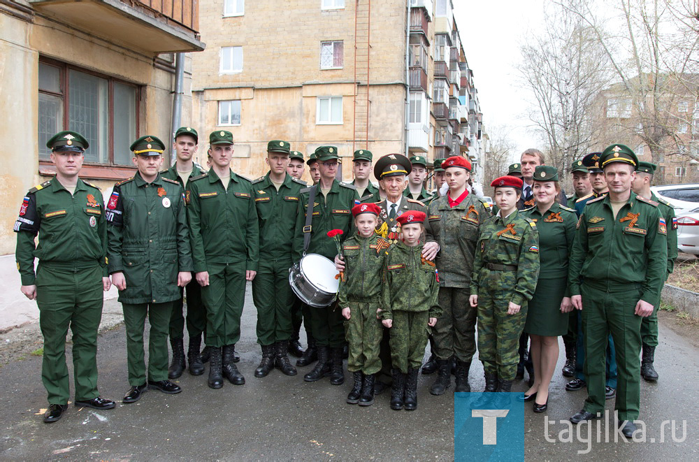 Десант военных из Свободного приехал поздравить фронтовиков-тагильчан.