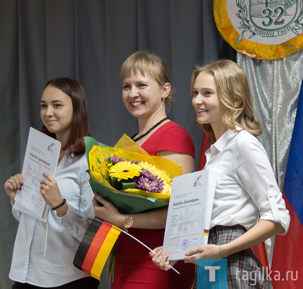 В тридцать второй вручаются дипломы