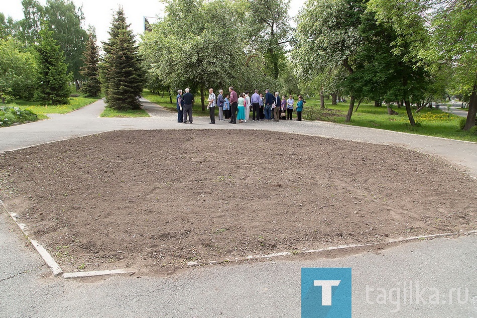 Посадка цветов в Комсомольском сквере