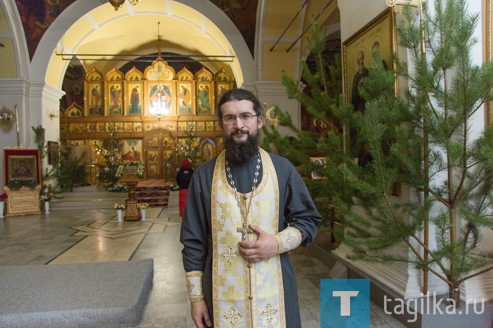 Клирик кафедрального Свято-Троицкого собора Алексей Бессонов.

- Кульминацией празднования Крещения все-таки была служба, где можно помолиться и получить благодать. Конечно, если человек уже сделал это, то для него всякая вода в этот момент освящена. Но само купание – это, скорее, своеобразная традиция, нежели обязательный атрибут праздника. Причем зародилась она не на Урале или в Сибири, а в Палестине, где в этот момент вода реки Иордан не такая холодная. Насколько мне известно, до определенного времени этой традиции не было. Максимум, люди умывались водой или поили своих лошадей, чтобы животное не хворало. Об этом есть свидетельства, записанные во время визита в Россию греческого патриарха Макария в XVII веке. Трудно сказать, когда на Руси появилась традиция окунаться в прорубь. Возможно, и в то время находились смельчаки, но история об этом не знает.
Крещение, которое вы совершите в проруби, отличается от
таинства крещения, от таинства исповеди, где Господь прощает грехи, дает благодать и помогает. Традиция, конечно, хорошая, благочестивая, прекрасная, но она является чем-то другим.
Если вы решили окунуться, то делайте это с молитвой.

Пообщался с батюшкой Сергей ТРУПАНОВ
ФОТО СЕРГЕЯ КАЗАНЦЕВА
