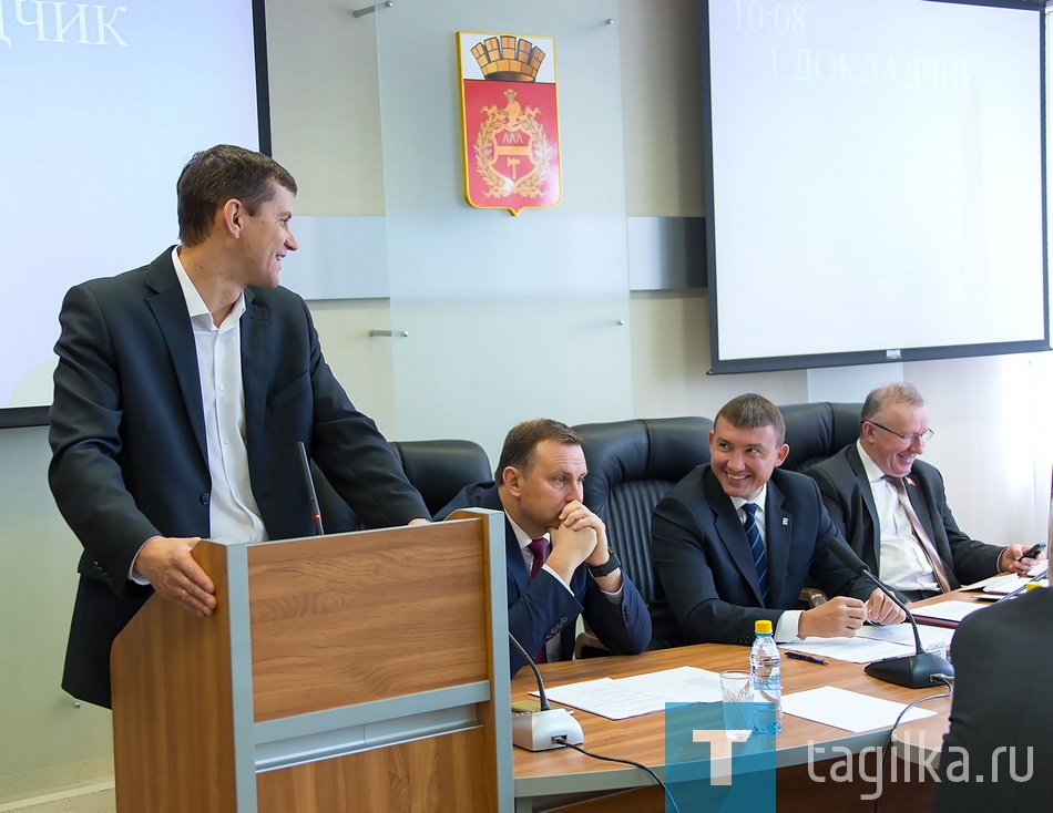- Я говорил, что в случае моего избрания в Госдуму, буду отстаивать интересы Нижнего Тагила, городов Горнозаводского округа, лоббировать интересы промышленных предприятий, доказывать, что они заслуживают большего внимания, - начал свою речь парламентарий.

- После получения депутатского мандата моя программа действий не изменилась. Никаких других помыслов, кроме озвученных, как не было, так и не появилось после первых пленарных заседаний в Москве. Я буду работать в комитете по промышленности. В нем есть экспертные комиссии. Решено, что войду в комиссию по обороне и создам собственную - комиссию по развитию моногородов. Здесь и станем рассматривать вопросы бюджетного финансирования таких городов, как наш.
