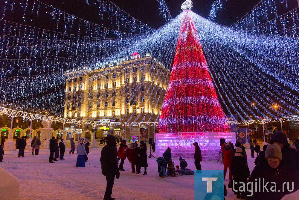 В центре Нижнего Тагила зажглась главная елка