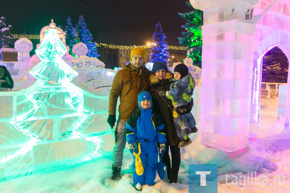 По ледовому городку ходят аниматоры в костюмах зверей, детишки катаются на горках, а взрослые и старшие ребята фотографируются рядом с ледяными фигурами. А Елена Данилова вместе с сыном Мишей гуляют рядом со снеговиками. Ее супруг Василий и старший сын Александр в это время изучают ледяной лабиринт.

Семья посещает ледовый городок каждый год. Елена читала сказку еще в школе, но героев классического произведения узнала без труда. Если бы не пандемия, то семья бы обязательно побывала на праздничных елках. Но возможность погулять и покататься с горок мальчишек тоже вполне устраивает. Новогоднюю ночь же они встретят в семейном кругу.