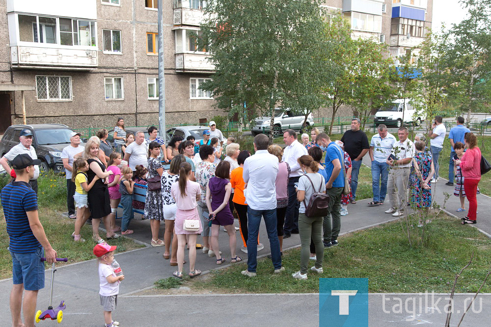 Глава города Владислав Пинаев встретился с жителями домов на улице Дарвина