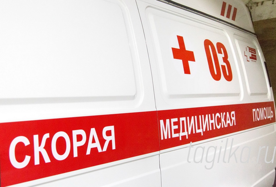 Водители тагильской «скорой» вынуждены подрабатывать извозом

-Мы так поступаем, чтобы кормить семьи, - пояснили свой вынужденный приработок водители медицинских фиатов депутатам горДумы, приехавшим с выездной комиссией на станцию «скорой помощи».