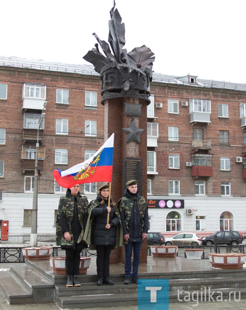 Глава Нижнего Тагила Владислав Пинаев принял участие в торжественном митинге, посвященном Дню Героев Отечества, который прошел возле памятника Героям Советского Союза и полным кавалерам ордена Славы.

По сложившейся традиции, возле мемориала Героям Советского Союза и полным кавалерам ордена Славы, установленного по инициативе городского совета ветеранов в 2010 году, в полдень начался митинг, посвященный Дню Героев Отечества. Почтить память тех, кто сражался за Родину и был удостоен высоких наград, пришли мэр Владислав Пинаев, руководители совета ветеранов и других общественных организаций, педагоги и учащиеся образовательных учреждений, расположенных в микрорайоне Красный Камень, а также жители Тагилстроевского района.