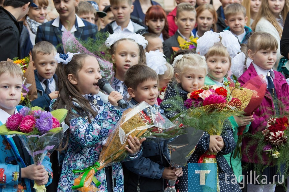 В школе № 65 прошла праздничная линейка