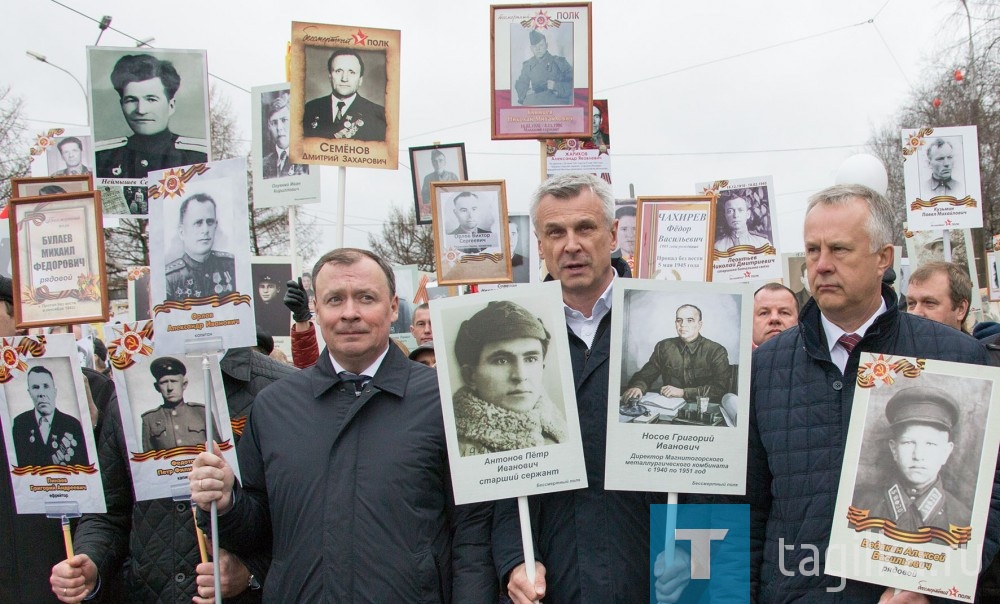 В рядах «Бессмертного полка» - первый заместитель губернатора
Свердловской области Алексей Орлов, глава Нижнего Тагила Сергей
Носов, депутат Заксобрания Михаил Ершов.