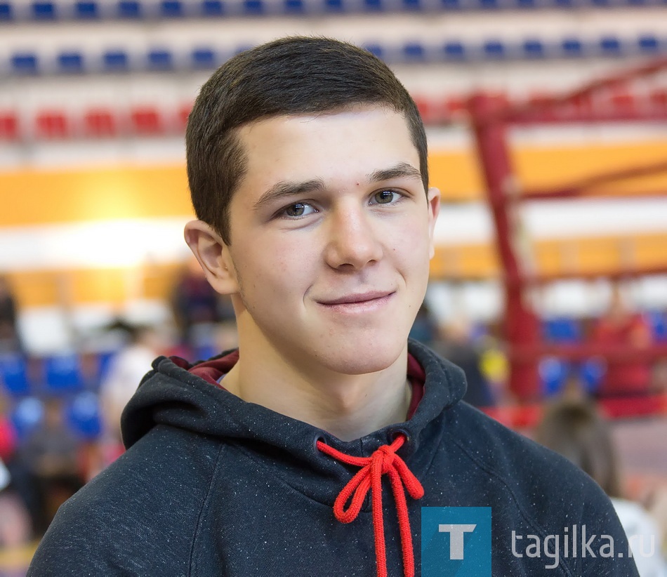 Егор Андросенко

17-летний Егор Андросенко стал победителем в весовой категории до 64 кг среди юниоров. Для него домашний турнир - проверка сил перед первенством области, где предстоит защищать титул сильнейшего в регионе. В этом сезоне Егор выиграл четыре крупных соревнования. Цель у спортсмена серьезная - пробиться в сборную России, в состав которой уже входит его одноклубник, призер первенства мира среди юношей Дмитрий Фоминых. 
