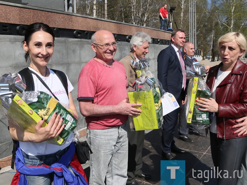 Тренерам сборных, занявших первые места, наградили подарками от гипермаркета «Лента». Отметили Виктора Еремкина, Михаила Нестеркина, Василия Созинова и Вячеслава Черных.
