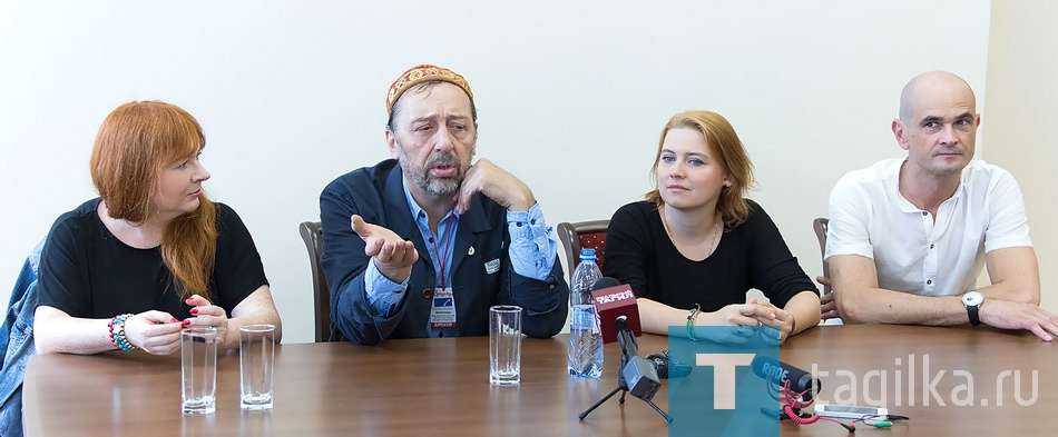 Николай Коляда. "Женитьба". Teatr Slaski (Польша)

Николай Коляда и польские гости, слева - Агнешка Любомира Пиотровска.

 Труппа из города Катовице, расположенного на юге Польши, дала в нашем драматическом театре спектакль по пьесе Николая Гоголя «Женитьба» в постановке Коляды. Он шел  на польском языке с синхронным переводом на русский. Спектакль был представлен на традиционном международном фестивале «Коляда-Plays» в Екатеринбурге. В Нижний Тагил артисты приехали по инициативе режиссера, который не скрывает своих симпатий к нашему театру и городу.