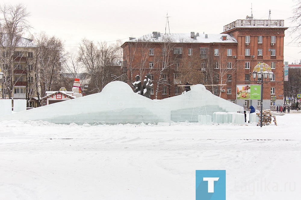 Строительство ледового городка на Театральной площади