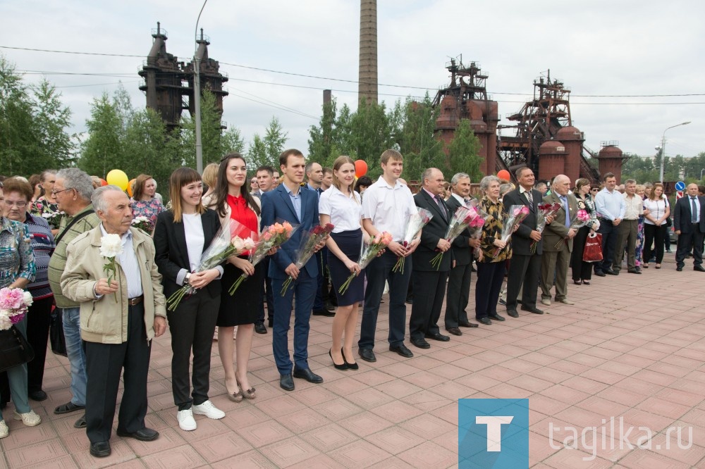 Благодарные потомки и ветераны -  металлурги принесли цветы к мемориалу