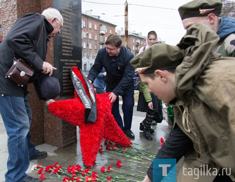 МИТИНГ У ПАМЯТНИКА ТАГИЛЬЧАНАМ – ГЕРОЯМ СОВЕТСКОГО СОЮЗА И ПОЛНЫМ КАВАЛЕРАМ ОРДЕНА СЛАВЫ