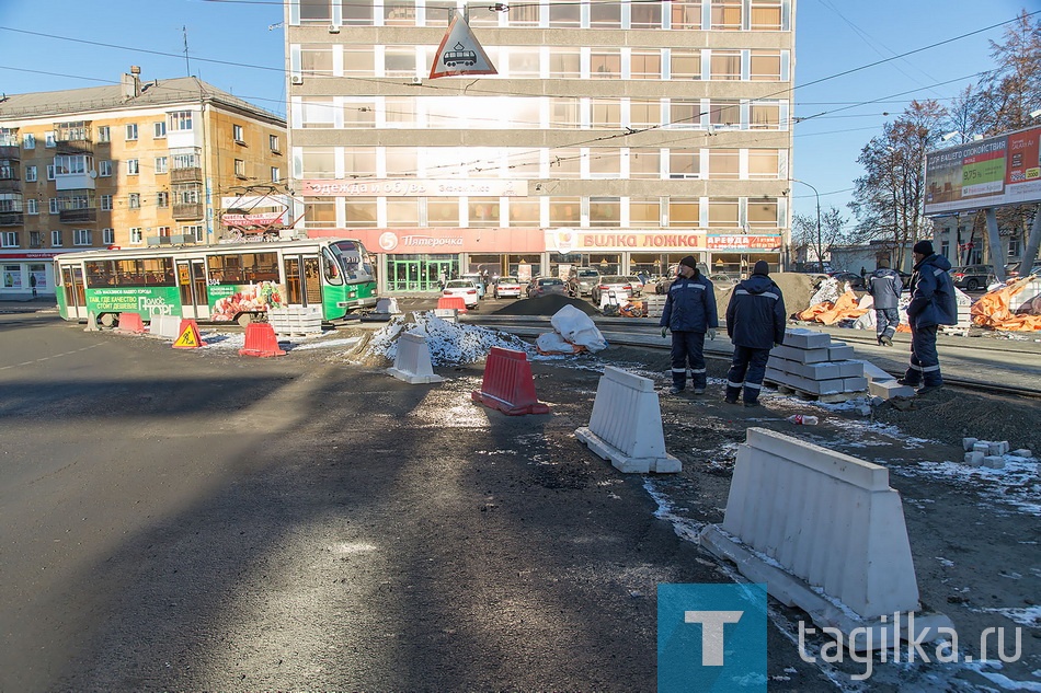 По мнению специалистов, натуральный камень более износостойкий. Работать с брусками проще и быстрее, не надо поднимать рельсы. Зима не торопится, погода позволяет подрядчикам трудиться с полным соблюдением технологии.
