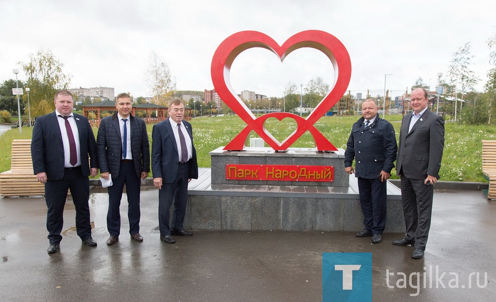 Депутаты Законодательного Собрания Свердловской области проверили благоустройство дворов и посетили парк Народный