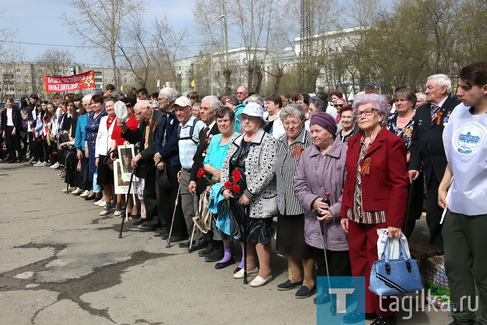 На площади ВМЗ у памятника работникам, павшим в годы войны, состоялся митинг, посвященный Дню Победы