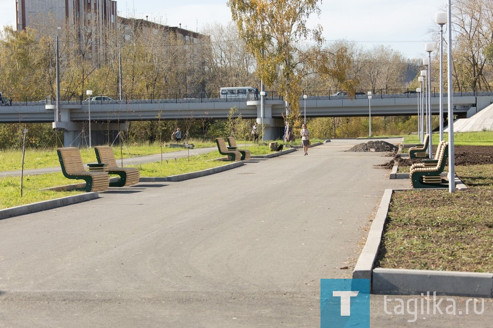 Продолжается благоустройство парка в пойме реки Тагил между двумя мостами.

Сегодня подрядчики занимаются установкой оборудования на детской и спортивной площадках. 

В самое ближайшее время здесь можно будет покататься как качелях и каруселях, поиграть в стритбол, позаниматься на уличных тренажёрах.