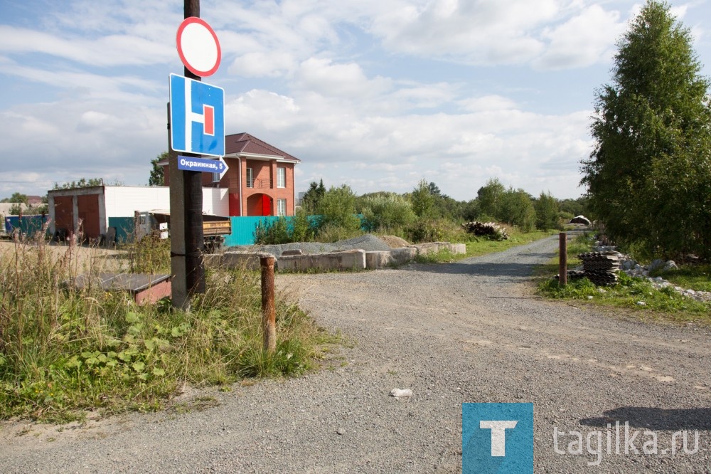 Еще жители показали на несколько ржавых труб, высоко торчащих на перекрестке в проулке. 

- Это Алексей Беспалов и Женя Батуев поставили около своих дворов - проезд они так ограничили. Зимой грейдер не проедет, чтобы улицу почистить. 

Кошелевы этой зимой везли сено, трактор забуксовал на повороте – как раз рядом с председательским домом. И заглох. Муж Светланы Промышленниковой подъехал на выручку – тоже забуксовал, оба тарахтят. Вышел Алексей, возмущенный шумом. Под горячую руку поскандалили. А у них же сено, они ж с вилами… Он воспринял, как угрозу, написал заявление. Участковый приходил, брал показания. 