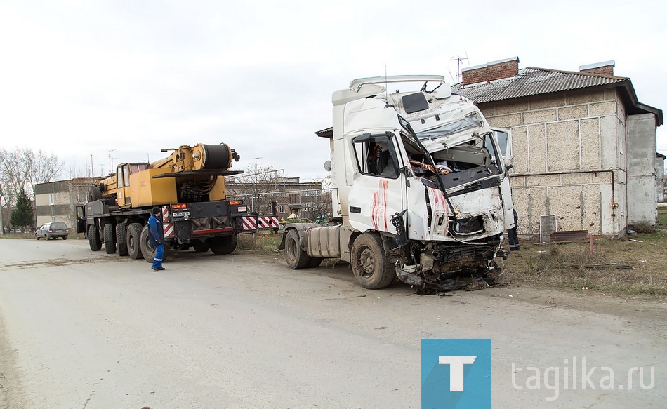 Тягач въехал в жилой дом.