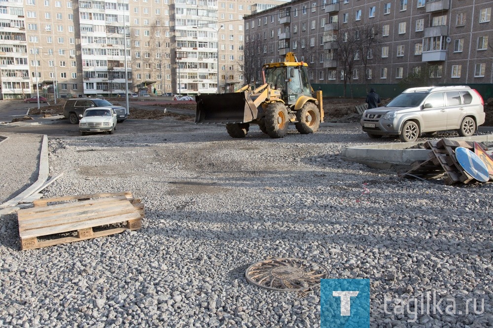 После этого рабочая группа заехала во дворы, где идут работы по благоустройству территории. К примеру, возле домов № 31, 33, 35, 37, 39, 41 на улице Ильича работает дорожная техника, идет формирование тротуаров и  будущих зеленых зон. График работ пришлось немного сдвинуть, так как в первом проекте благоустройства  выявлены  недочеты. Кроме того, здесь стараются учитывать пожелания жителей, у которых возникли просьбы  по расширению одного из участков дороги, по изменению местонахождения мусорных баков, по установке лавочек. 

Кстати, жители домов № 37 и 39 обращались и в нашу редакцию, так как переживают за тротуар, который в данный момент, по их словам, напоминает стиральную доску. А жительница дома 33 а Нина Обвинцева прямо во время объезда подошла к Владиславу Пинаеву с просьбой разъяснить ситуацию по благоустройству двора и по ремонту в школе № 55. 

С погодой тагильчанам повезло, благоустройство территории продолжается.

Людмила Погодина
Фото Сергея Казанцева