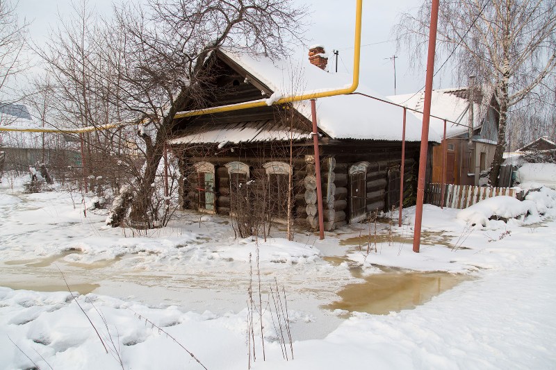 Частный дом по улице Подгорной затопило водой