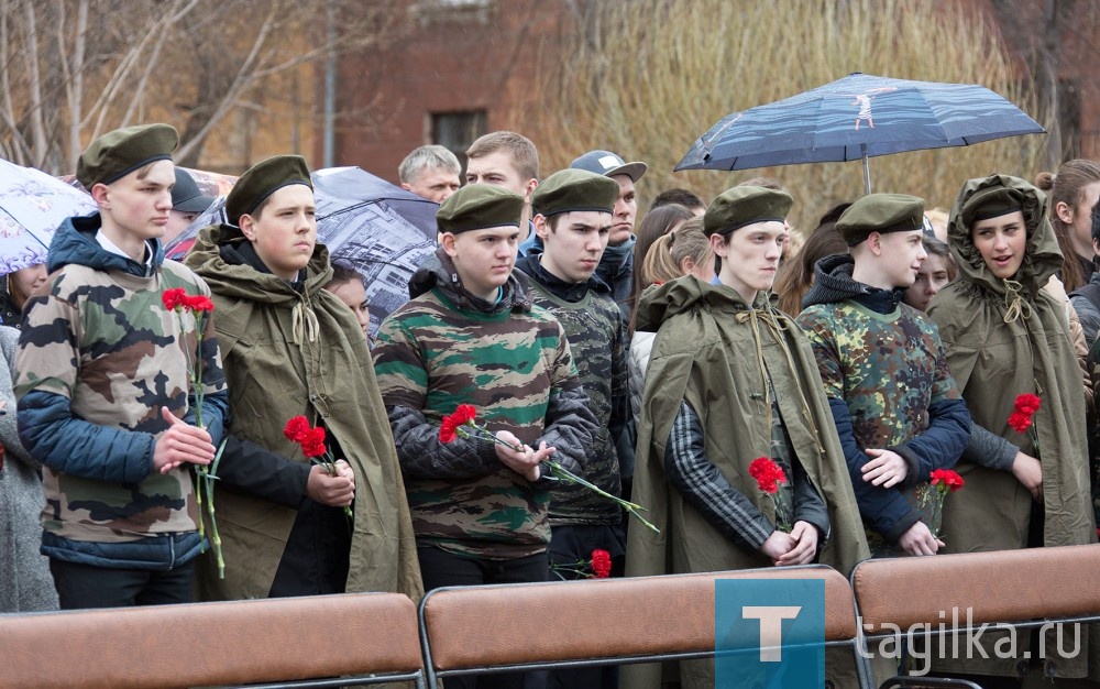 Во время Великой Отечественной воевали все: мужчины, женщины, дети. В тыловом Нижнем Тагиле работали без выходных по 12 и более часов в сутки. Две тысячи подростков заменили у станков отцов и матерей. В 14 тагильских госпиталях за время войны вылечили 75 тысяч человек.
