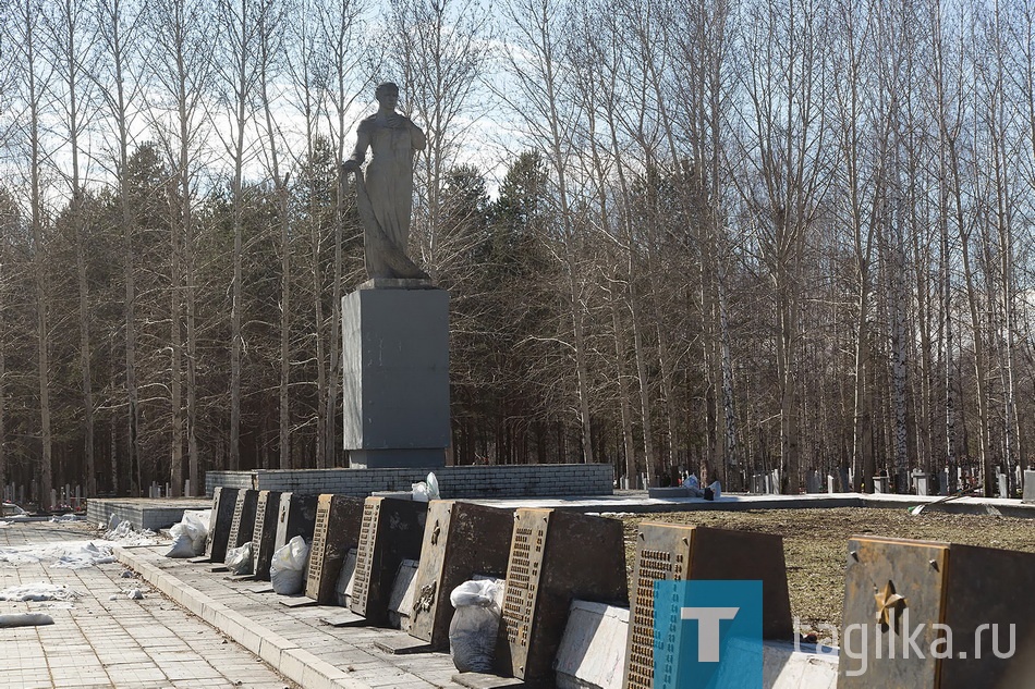 Глава Нижнего Тагила Сергей Носов провел выездное совещание на Центральном кладбище. Осмотрев Мемориал Воинской Славы и Аллею героев, он отправился на новый участок погоста, который был открыт осенью 2016 года