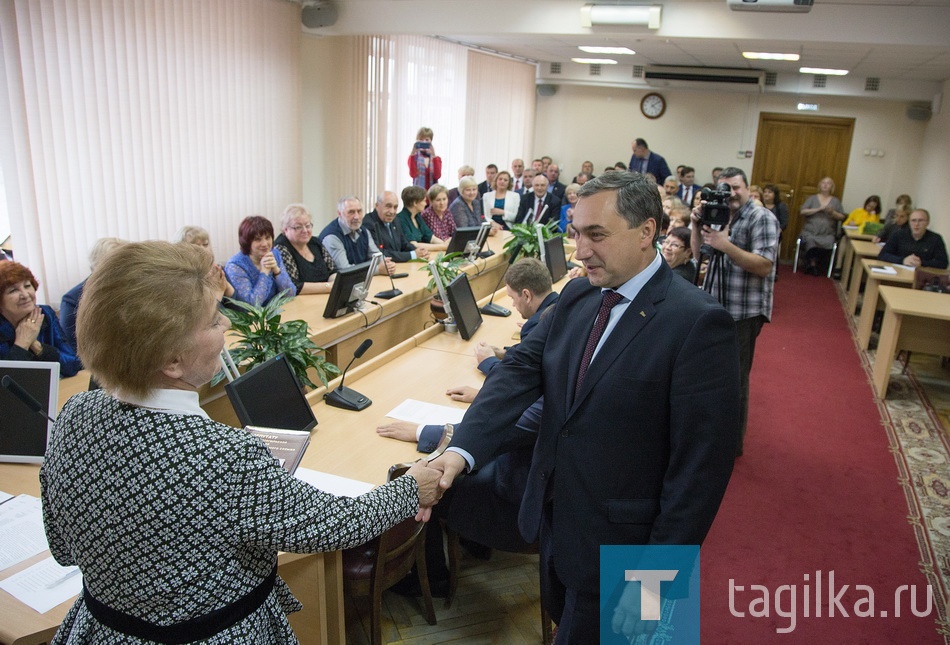 Вручение мандатов депутатам городской Думы города Нижнего Тагила