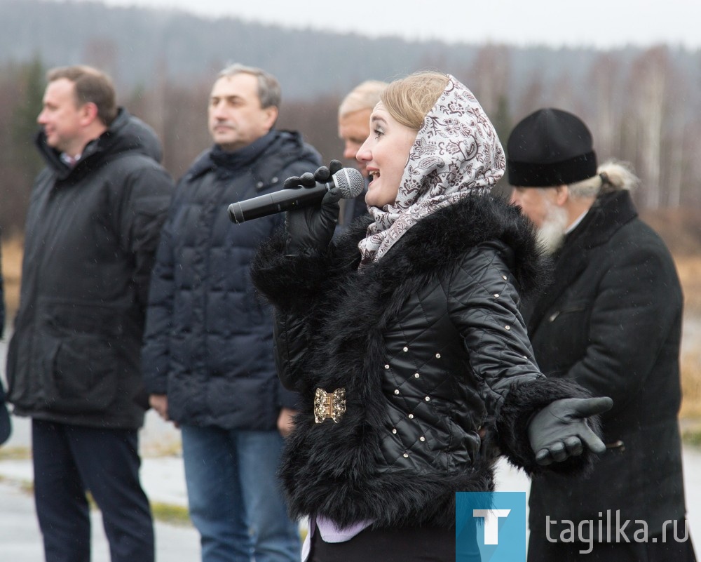 Владислав Пинаев открыл митинг в деревне Усть-Утка , посвященный Дню народного единства