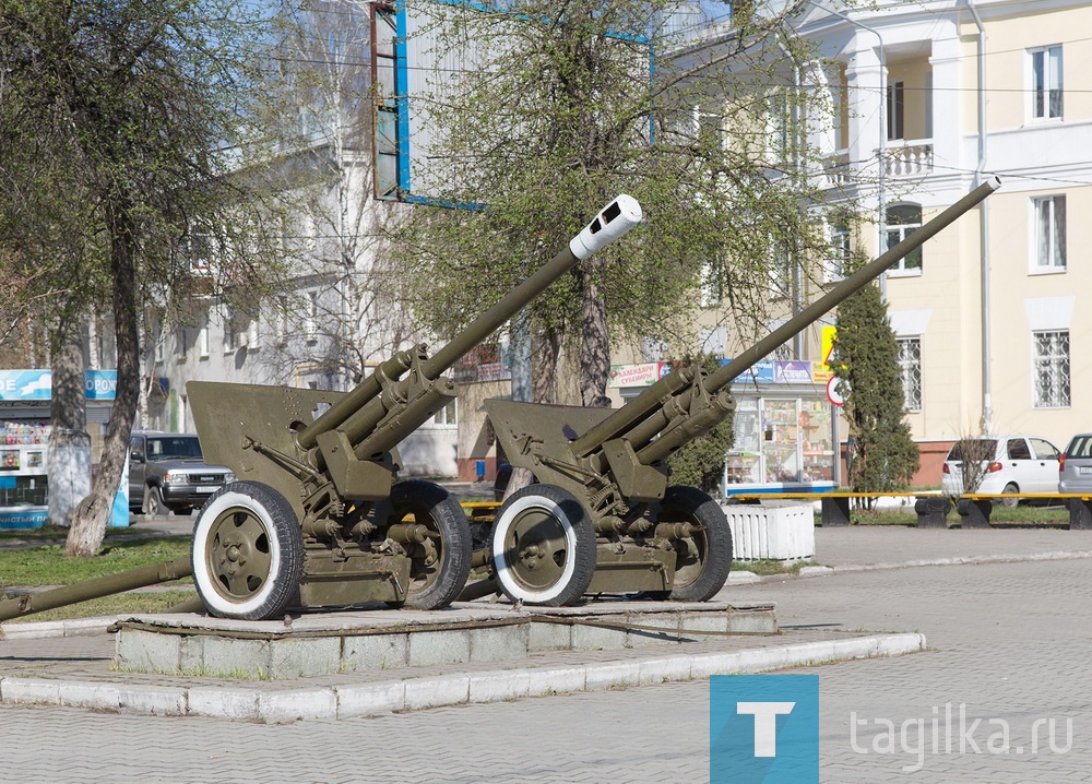 Сотрудники ВГОКа привели в порядок памятник погибшим горнякам