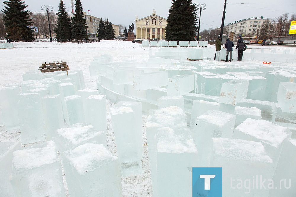 На Театральной площади приступили к строительству снежного городка