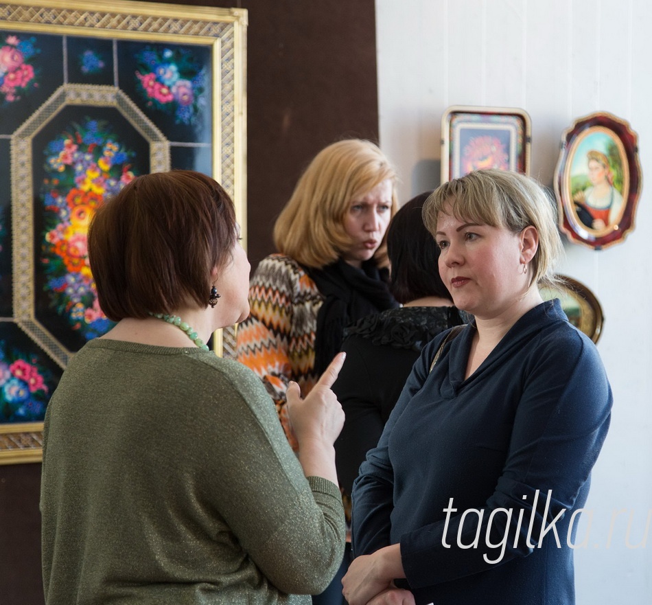 «Февральский вернисаж». Выставка подносов.