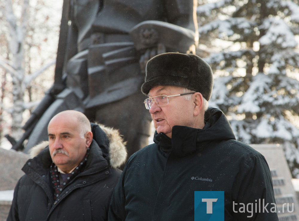 Мнение о военном конфликте высказал председатель местного отделения Свердловской областной общественной организации ветеранов войны, труда, боевых действий, государственной службы, пенсионеров Нижнего Тагила Владимир Свистунов.

- 42 года назад началась война, которая продлилась 10 лет и унесла жизни многих молодых ребят, воевавших за идеалы советского союза. У меня много друзей, некоторые из них остались там. Хочу сказать спасибо, что все помнят эту траурную дату. Думаю, что ребята ветераны Афганской войны достойно переняли эстафету ветеранов Великой отечественной войны. Кроме вас сейчас некому рассказывать о тех воинских традициях, которые существуют у нашего народа, - подчеркнул Владимир Свистунов.