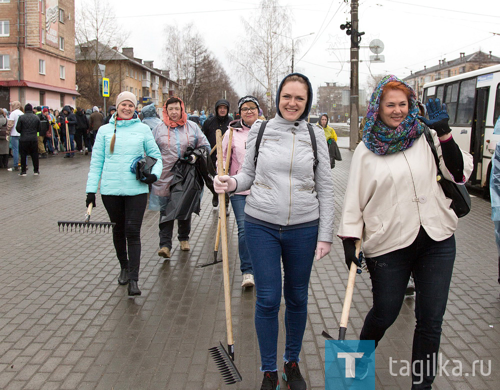 Несмотря на ненастную погоду, тагильчане поучаствовали во Всероссийском субботнике. С утра сотрудники предприятий, городской и районных администраций, а также студенты прибыли к площади Славы, чтобы начать уборку, которая прошла по всему Ленинградскому проспекту.