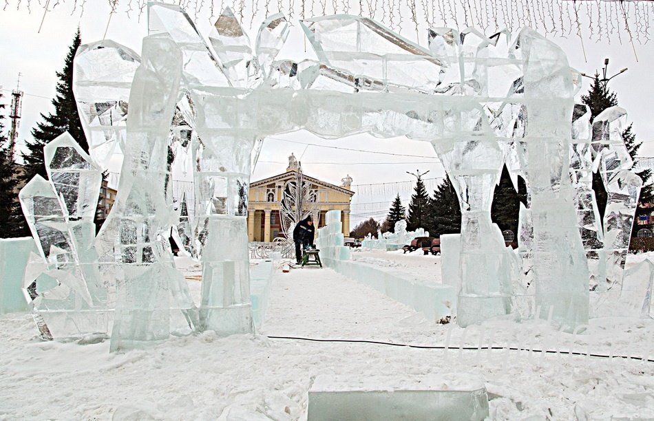 На Театральной площади началось строительство ледового городка