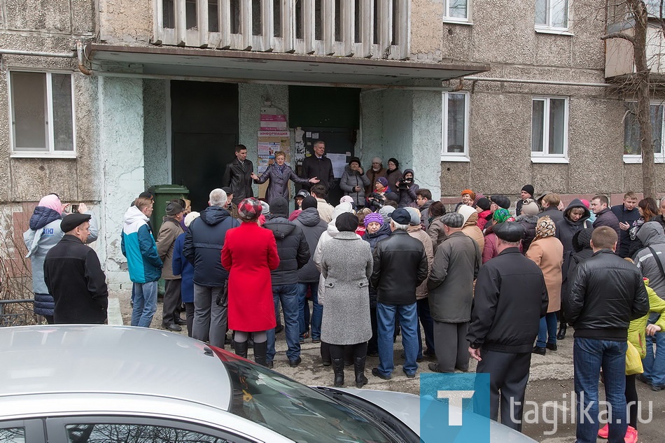 Нижнему Тагилу – городу, где большое количество домов со спецсчетами, стоит смело участвовать в этом госпроекте. О том, что шанс реальный, мы узнали от нашей гостьи. Ведь информация о финансировании в регионах, как всегда, не афишируется.
- У нас в Брянске глава города добивается получения субсидий, сам организует собрания в домах. Деньги выделяет безвозмездно Фонд реформирования ЖКХ по программе энергосбережения. На один дом можно получить до 5 млн. рублей. Да, там есть условие – нужен проект капремонта, который предусматривает серьезную экономию ресурсов. И, конечно, нужен высокий уровень собираемости взносов. Для жителей этот проект очень выгоден, и хорошо, если муниципалитет поможет собственникам подать заявки. 