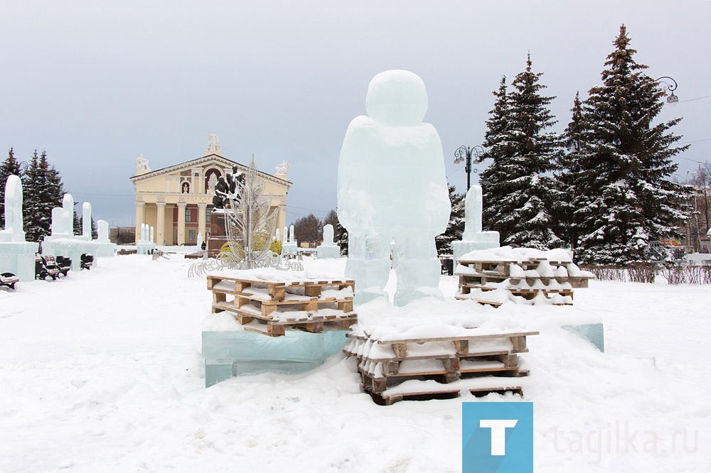 Строительство ледового городка на Театральной площади