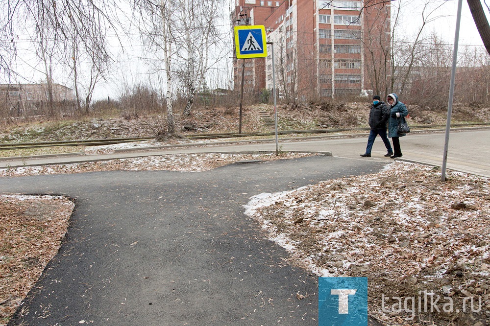 В 2020 году в Нижнем Тагиле в рамках эксплуатационного содержания отремонтировано порядка 27 тысяч кв.м. тротуаров, 90 пешеходных переходов и 62 остановочных кармана. Вместе с тем остается ряд объектов, которые не входят в эксплуатационное содержание, однако требуют реконструкции или восстановления. «Неоднократно во время объездов районов ко мне подходили жители, задавали вопросы по благоустройству отдельных участков дорог и тротуаров. В результате впервые за всю историю города мы составили программу, в которую вошли просьбы тагильчан, пожелания депутатов городской Думы и обращения на сайт «Городской контроль»», - сообщил Владислав Пинаев. Главным акцентом в программе на 2020 год стали ремонты подходов к социальным учреждениям. В итоговый список включены порядка 20 участков, расположенные не только в центре, но и в отдаленных районах Нижнего Тагила.