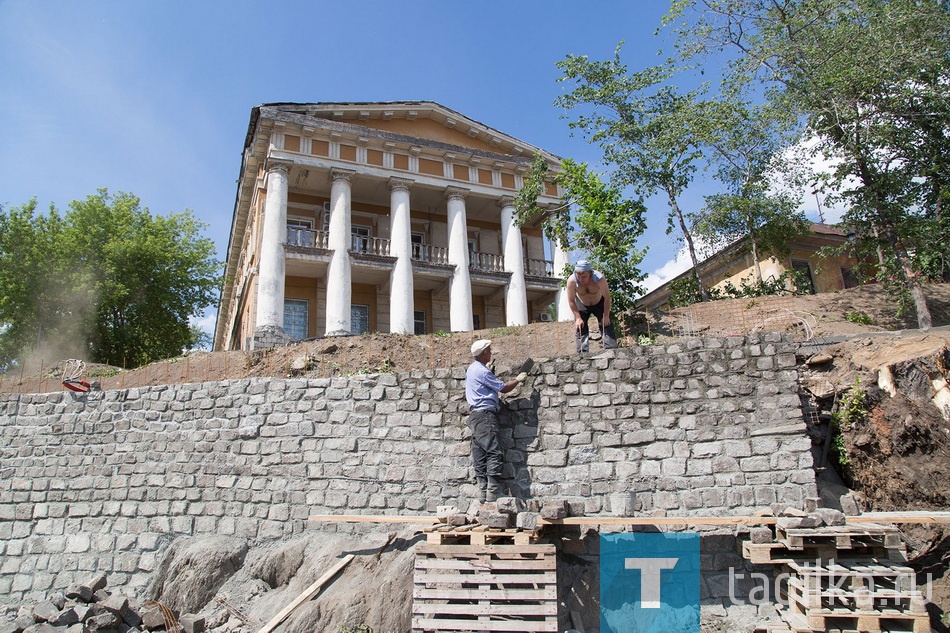 Склон над лодочной станцией
укрепили подпорной стеной,
стилизованной под каменную кладку
демидовских времен.