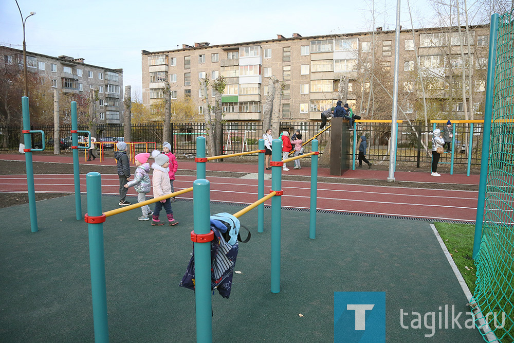 В 13-й школе сегодня торжественно открылась новая спортивная площадка