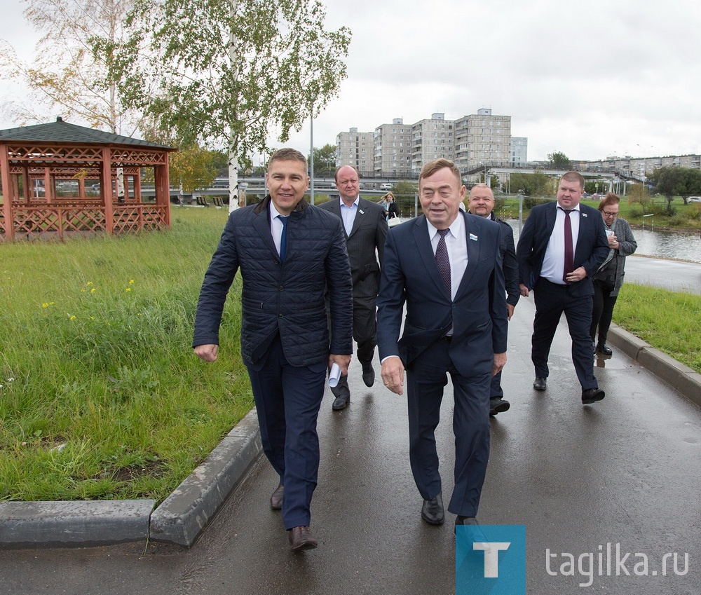 Депутаты Законодательного Собрания Свердловской области проверили благоустройство дворов и посетили парк Народный