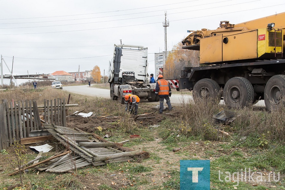 Тягач въехал в жилой дом.