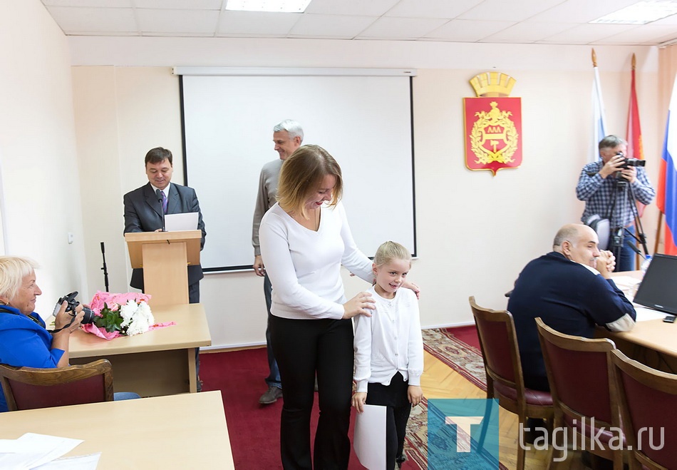 Молодым семьям вручили сертификаты на приобретение (строительство) жилья.