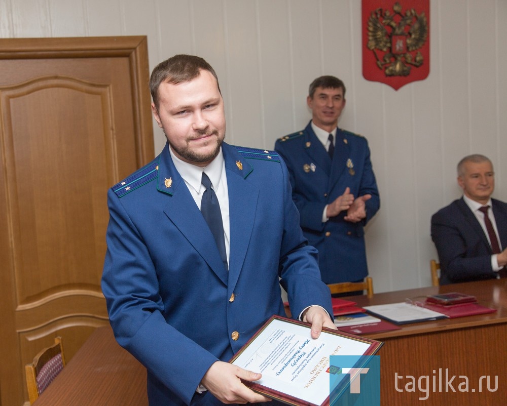 Лучшие сотрудники прокуратуры были награждены благодарственными письмами, памятными знаками.

Ольга Полякова
Фото Сергея Казанцева