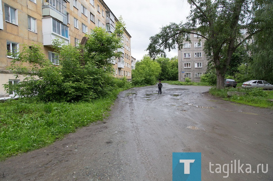 
 Проезды и пути – в глубоких ямах и лужах. Сейчас кое-где их отсыпали щебнем, но движение интенсивное, хватит ненадолго. Немало здесь вовремя не обрезанных и поврежденных шквалом деревьев. Бурелом дорожники вывезли, но жители, опасаясь повторных ударов стихии, просят помочь привести в порядок хотя бы тополя-переростки. Кроме того, внутри квартала не хватает освещения. 