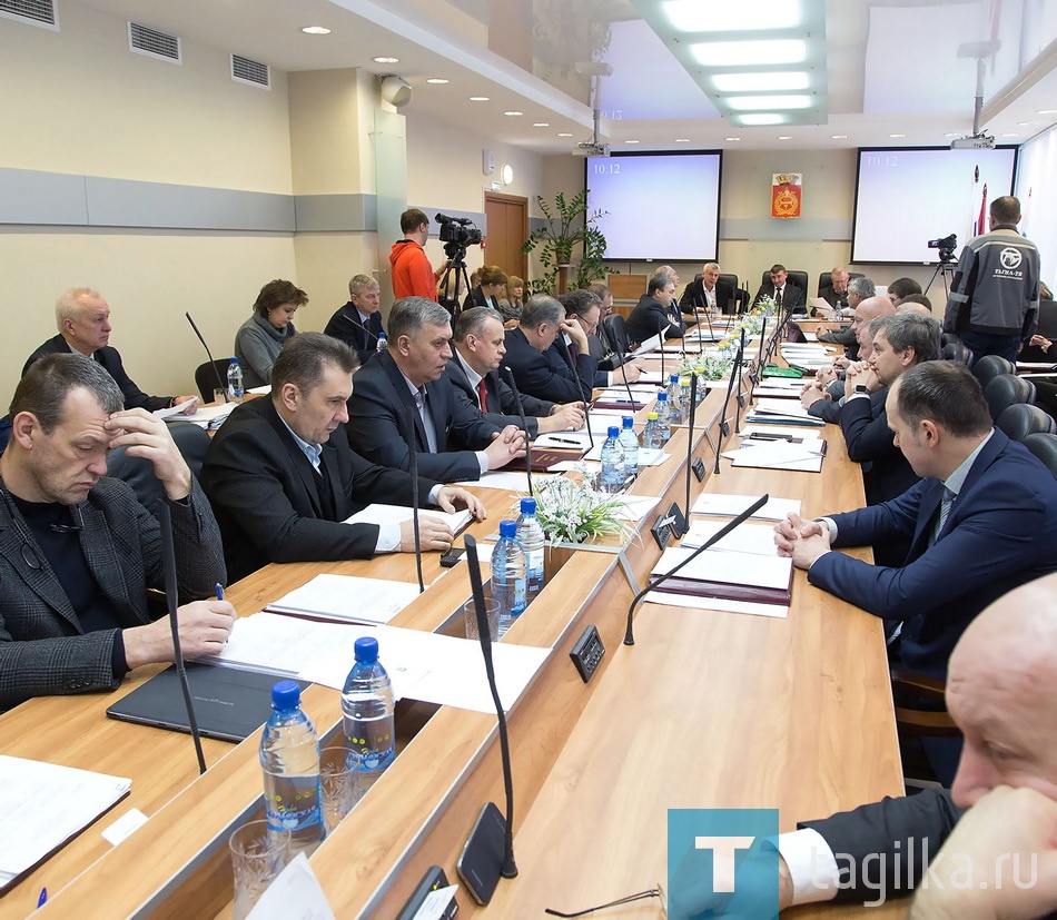 Депутаты нижнетагильской гордумы одобрили проект бюджета города на 2017 год. На заседании присутствовали глава города Сергей Носов, депутат Законодательного собрания Свердловской области Вячеслав Погудин, представители местных и региональных СМИ. 
