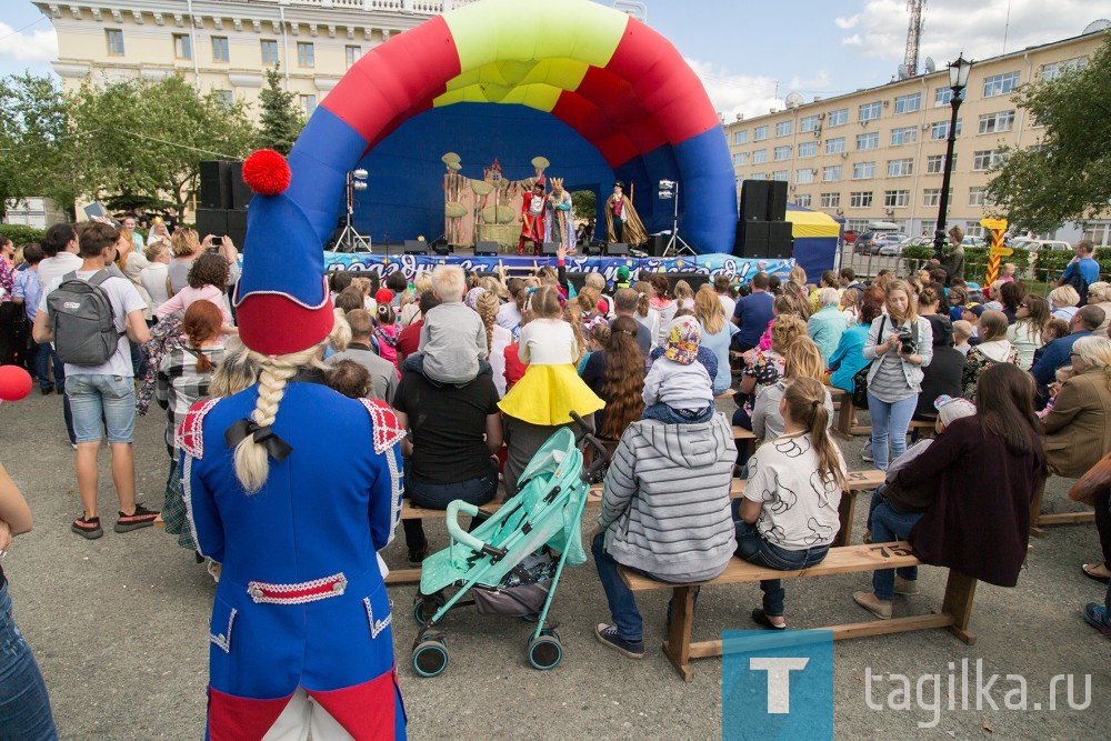 Сегодня, по случаю Дня города,  рядом с Нижнетагильским драматическим театром имени Д. Н. Мамина-Сибиряка вновь разместился Театрград. Яркий, праздничный, волшебный.

На большой сцене актеры драматического театра и театра кукол показывали сначала  сказки для детей, а потом спектакли для взрослых. И пока одни сидели на лавочках и смотрели представление, другие в специальной палатке осваивали азы театральной бутафории и  мастерили кукол в «Лоскутном мастерграде». 

Здесь же можно было взять афишу нового театрального сезона и приобрести билеты на  будущие спектакли.

После спектаклей начался гала-концерт лучших музыкальных номеров из известных постановок и «капустников», авторских песен актеров.

Людмила Погодина
Фото Сергея Казанцева.