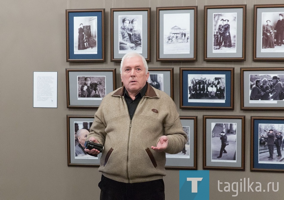В день открытия выставки фонды музея пополнились еще одним фотоэкспонатом: свой новый календарь с видами города подарил музейщикам тагильчанин Сергей Кузнецов. 