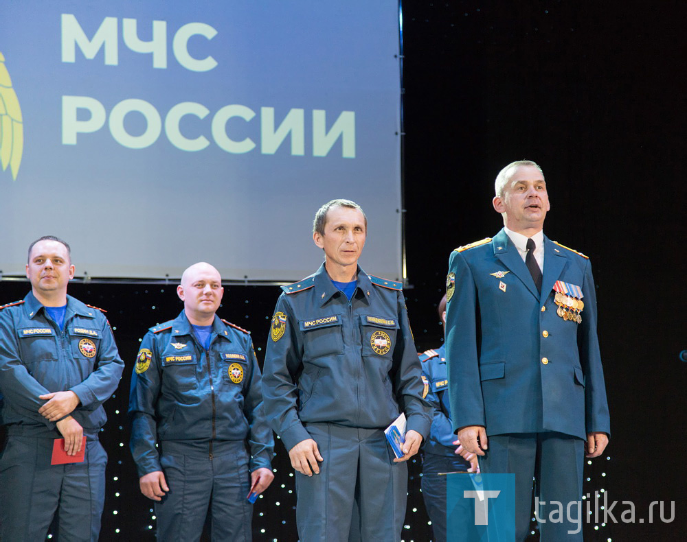 Владислав Пинаев наградил пожарных и поздравил их с наступающим профессиональным праздником